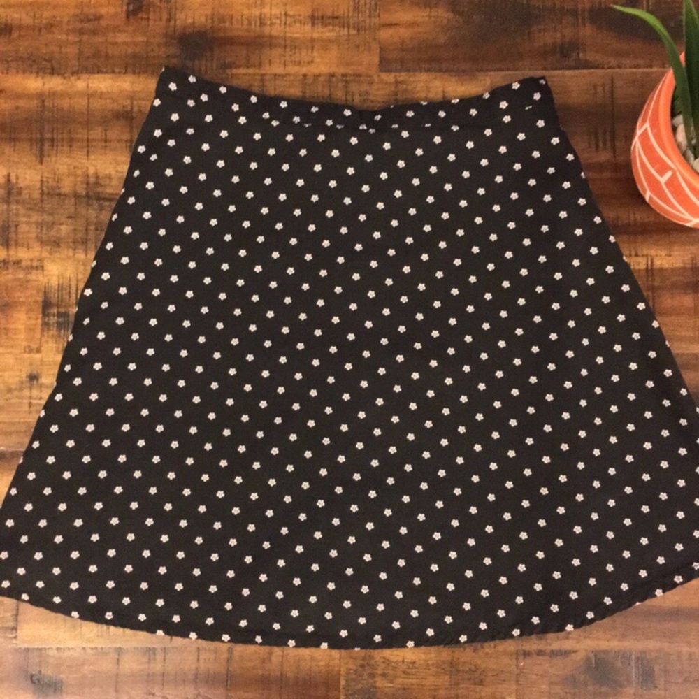 90’s Vibes🌼 H&M Black Daisy Print Skirt - Picture 2 of 4